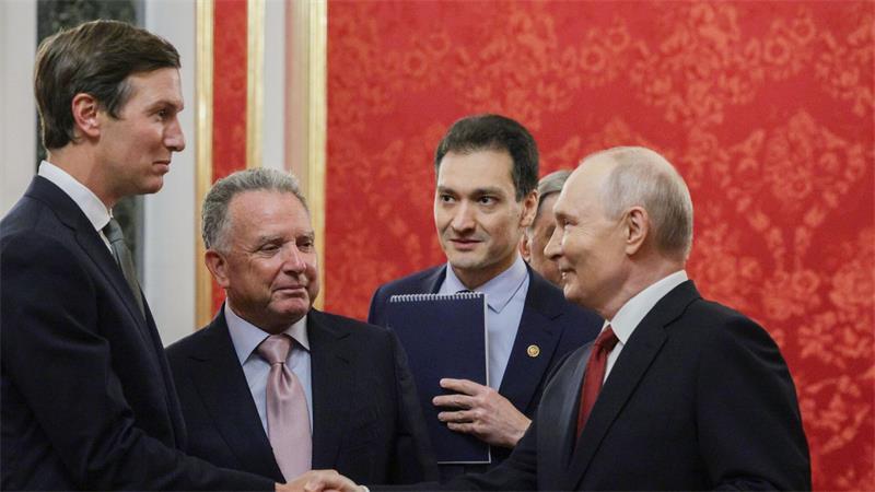 US-Vermittler Witkoff und Kushner erstmals in Kiew Bereits mehrfach waren die US-Unterhändler Steve Witkoff und Jared Kushner zu Gesprächen in Moskau, hier am Samstag. (Archivbild)