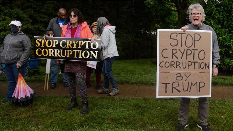 Krypto-Dinner mit Trump begleitet von Protesten Bereits vor der Ankunft von US-Präsident Trump gibt es Protest in der Nähe seines Golfclubs.