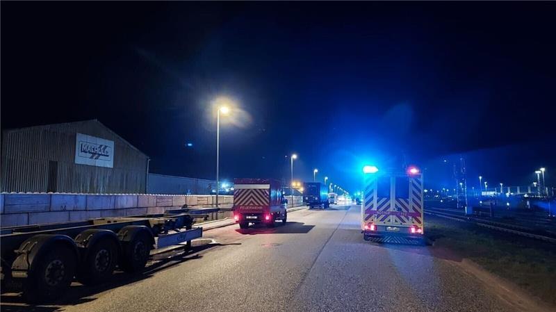 Bereits zum zweiten Mal hat es in einer Lagerhalle im Cuxhavener Hafen gebrannt. Foto: Fischer