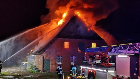 Bereits zur Alarmierung der Feuerwehren schlugen Flammen aus dem Dachstuhl.