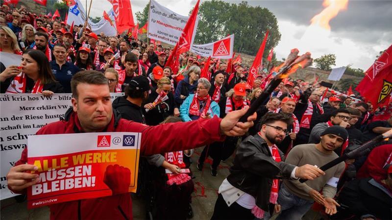 VW-Sparkurs: IG Metall plant Protest-Kundgebung in Wolfsburg Bereits zur ersten Tarifrunde bei VW protestierten im September Tausende Metaller in Hannover vor dem Verhandlungssaal. (Archivbild)