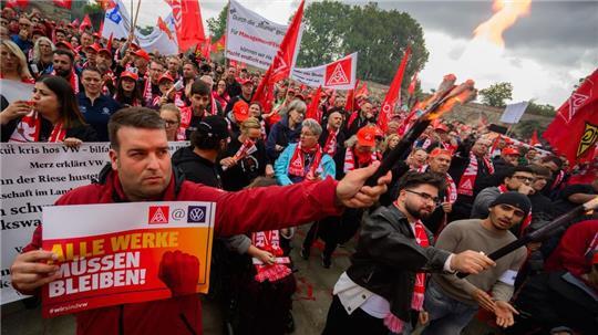 Bereits zur ersten Tarifrunde bei VW protestierten im September Tausende Metaller in Hannover vor dem Verhandlungssaal. (Archivbild)