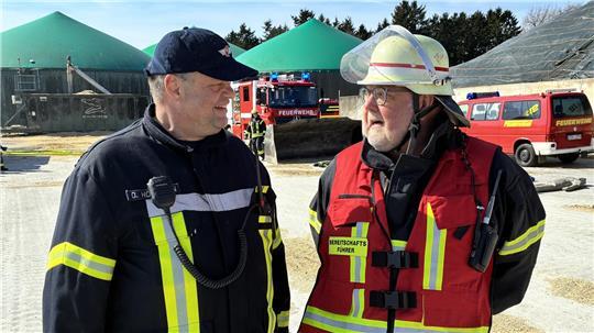 Bereitschaftsführer Olaf Hoffmann (Süd) aus Horneburg und Klaus Suhr (Nord) bei der Übung der Kreisfeuerwehrbereitschaft Nord auf der Biogasanlage von Gut Daudieck bei Horneburg (von links).