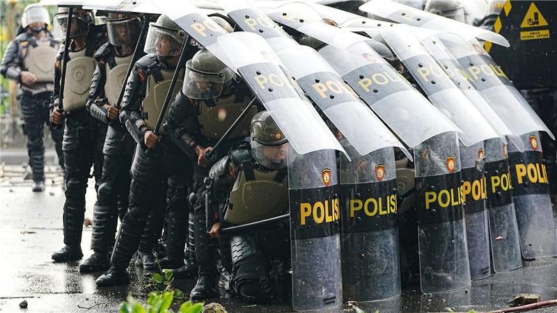 Bilder des Tages Bereitschaftspolizisten im Einsatz während Protesten in Indonesien.