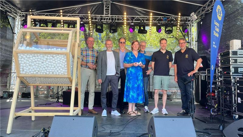 Kinder rocken den Stader Pferdemarkt - Lions verlosen Goldbarren Bererits zum achten Mal fand die Lions Charity Aktion statt, mit der jedes Mal zweckgebunden ein wohltätiges Projekt finanziert wird. In diesem Jahr widmet sich die Charity dem Projekt „Förderung der Teilhabe am Berufsleben für Menschen mit Behinderung“ der Schwinge Werkstätten.