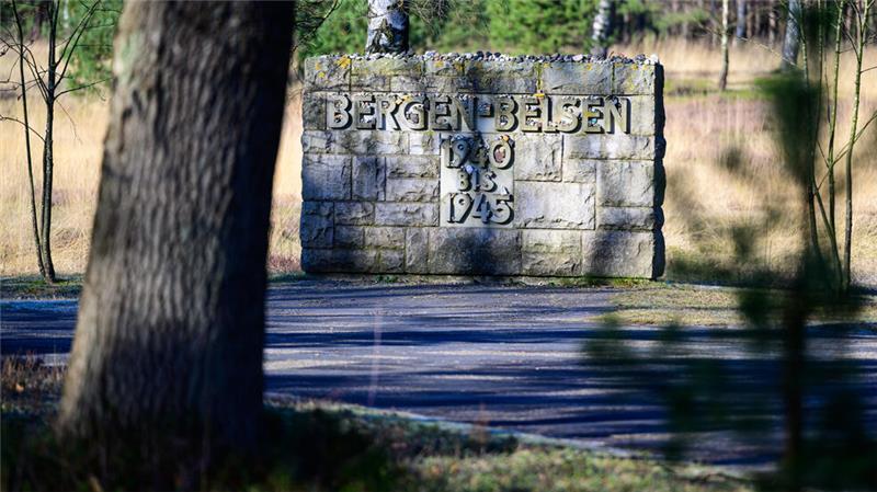 „Du warst so tapfer“: Botschaften für Anne Frank in Bergen-Belsen „Bergen-Belsen 1940 bis 1945“ steht auf einer Mauer auf dem Gelände der Gedenkstätte Bergen-Belsen.