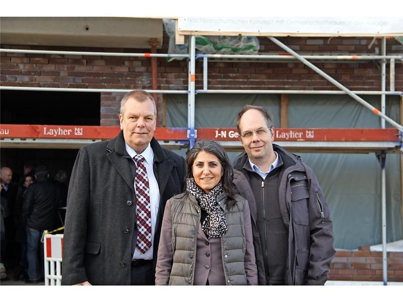 Bergfest im urbanen Quartier: Michael Carstens (Vorstand Kreissparkasse Stade), Esmer Ülker-von Allwörden und Stadtplaner Nils Jacobs (von links). Foto Meybohm