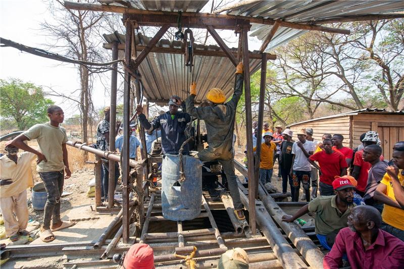 13 Bergleute sterben bei Einsturz einer Goldmine in Simbabwe Bergleute helfen während des Rettungseinsatzes an einem eingestürzten Minenschacht in Chegutu.