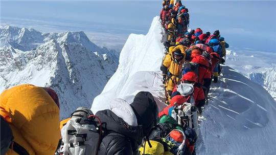 Bergsteiger und Bergführer stehen am 21. Mai zwischen dem Südgipfel und der Hillary-Stufe des Mount Everest im Stau.