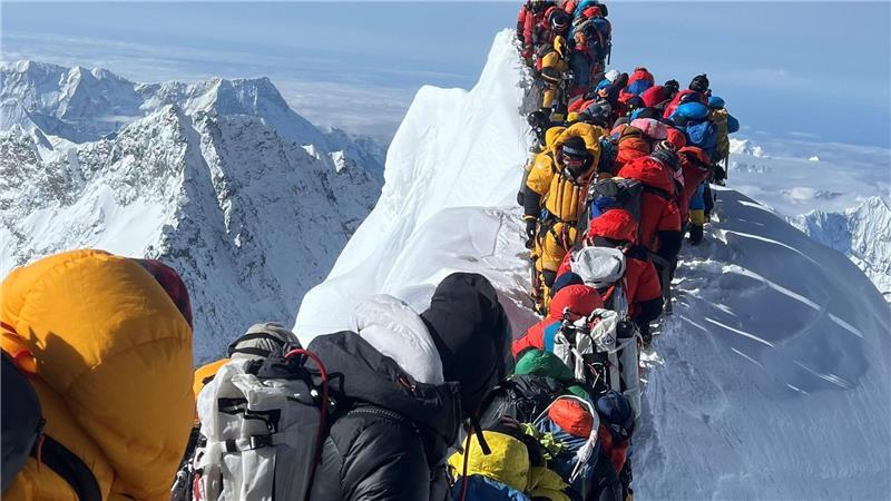 Kletterer mit Edelgas schneller auf dem Everest Bergsteiger und Bergführer stehen zwischen dem Südgipfel und der Hillary-Stufe des Mount Everest. (Foto Archiv)