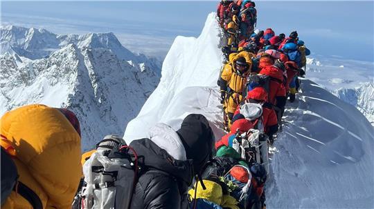 Bergsteiger und Bergführer stehen zwischen dem Südgipfel und der Hillary-Stufe des Mount Everest. (Foto Archiv)