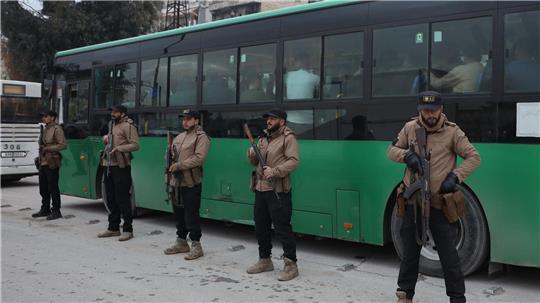 Berichten zufolge haben die letzten kurdischen Kämpfer Aleppo in Bussen verlassen.  