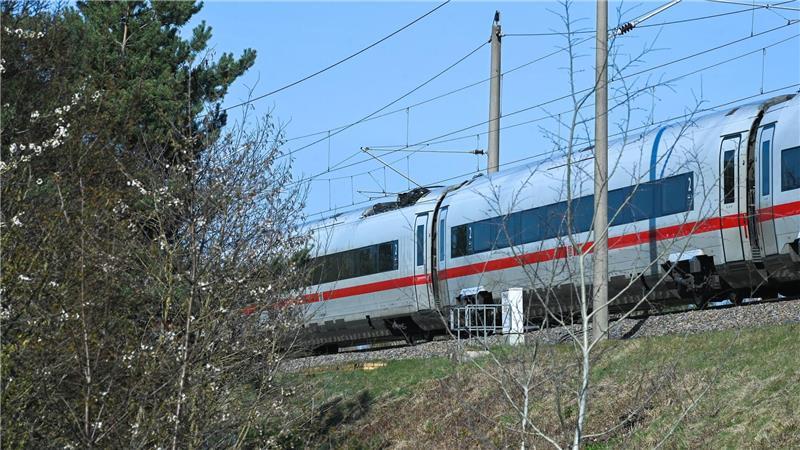 Berichten zufolge saßen die Reisenden stundenlang in dem ICE fest. 