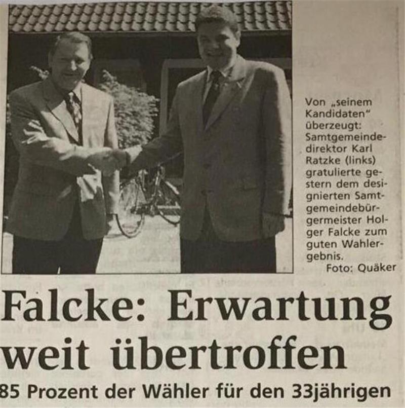 Rathaus-Chef seit 25 Jahren: Was Holger Falcke so besonders macht Berichterstattung im TAGEBLATT nach der Wahl im Juni 1999: Holger Falcke wurde mit 85 Prozent der Stimmen gewählt, der damalige Samtgemeindedirektor Karl Ratzke gratulierte.
