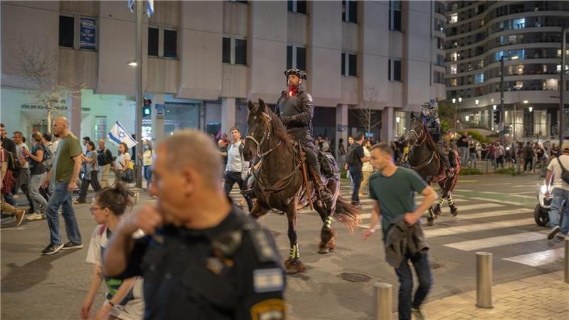 Berittene Polizei zerstreut Demonstranten in Tel Aviv, die gegen die Regierung des israelischen Ministerpräsidenten Netanjahu protestieren.