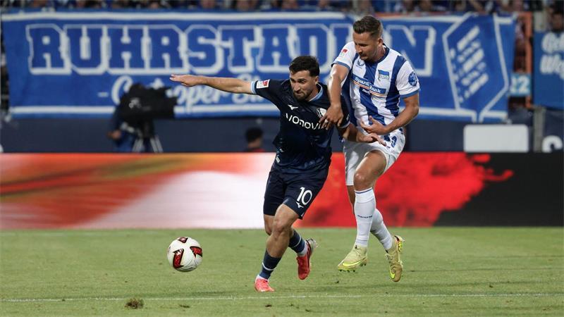 Berkan Taz (l) vom VfL Bochum im Zweikampf mit Paul Seguin von Hertha BSC.