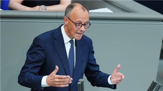 Berlin: Bundeskanzler Friedrich Merz (CDU) spricht bei seiner Regierungserklärung im Plenum des Bundestags.