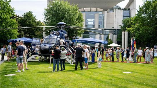 Berlin: Kanzleramt wird zum Besucher-Hotspot – Flugbereitschafts-Hubschrauber lockt beim offenen Regierungstag
