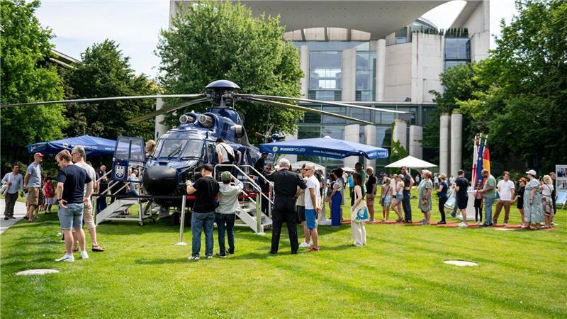 Berlin: Kanzleramt wird zum Besucher-Hotspot – Flugbereitschafts-Hubschrauber lockt beim offenen Regierungstag