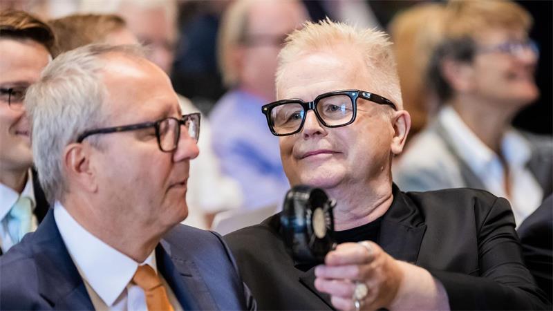 Berlin: Kleine Geste, großer Preis - Preisträger Grönemeyer kühlt Voßkuhle bei der Nationalpreis-Verleihung ab