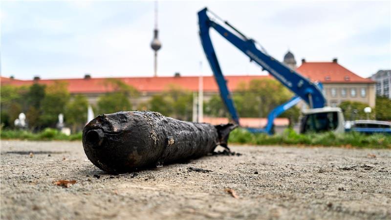 Berlin-Mitte: Weltkriegsbombe aus der Spree geborgen – keine Gefahr für Anwohner.