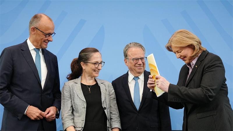 Berlin: Nächster Schritt zur Rentenreform – Alterssicherungskommission übergibt Bericht an Merz und Bas