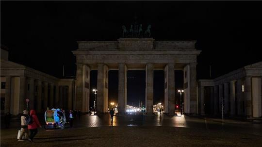 Berlin beteiligt sich an der weltweiten Aktion „Earth Hour“ und schaltet das Licht am Brandenburger Tor aus.