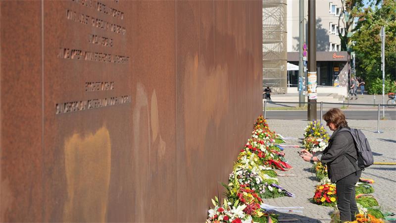 Berlin erinnert an 65 Jahre Mauerbau - Frau steht an der Gedenkstätte Bernauer Straße
