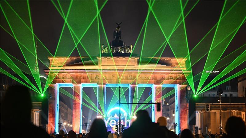 Berlin feiert in Farben: Spektakuläre Lasershow bei „Yeah 26“ am Brandenburger Tor am Silvesterabend.
