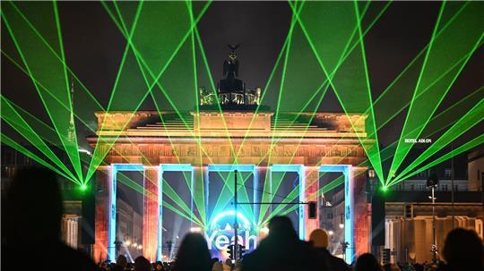 Berlin feiert in Farben: Spektakuläre Lasershow bei „Yeah 26“ am Brandenburger Tor am Silvesterabend.