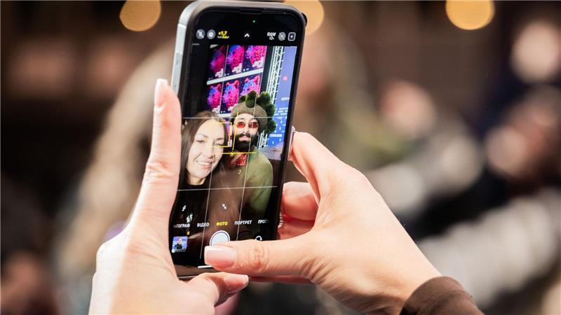 Berlinale: Tom Neuwirth (Conchita Wurst), Schauspieler, macht am Ende der Pressekonferenz des Films „Die Blutgräfin“ (Sektion Berlinale Special Gala) mit einer Anwesenden ein Foto. 