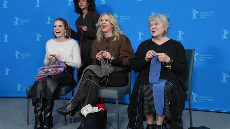 Berlinale: die Schauspielerinnen Ella Oeverbye (l-r), Selome Emnetu, Ane Dahl Torp und Anne Marit Jacobsen stricken an Schals während des Photocalls zum Film „Drömmer (Dreams Sex Love).
