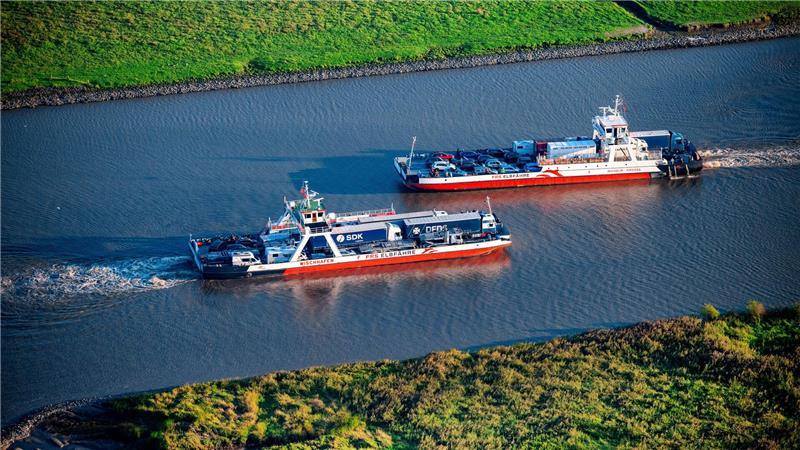 Berliner Band "Grossstadtgeflüster" spielt auf der Elbfähre.
