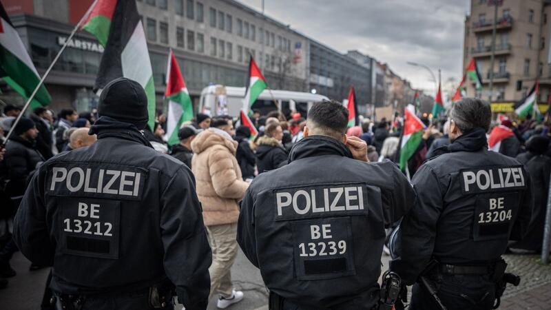 Angriffe auf Polizei, Hunderte Festnahmen in Berlin Berliner Polizisten begleiten eine propalästinensische Demonstration am Hermannplatz in Berlin Neukölln.