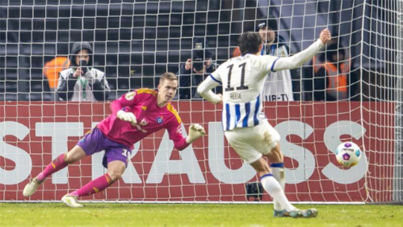 Berlins Fabian Reese (rechts) trifft im Elfmeterschießen zum Sieg für die Hertha.