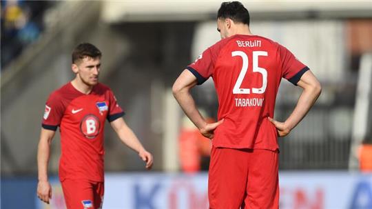 Berlins Haris Tabakovic (r) steht nach dem Spiel auf dem Feld.