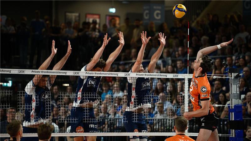 Berlins Volleyballer gewinnen zweites Finale gegen Lüneburg Berlins Jake Hanes (r) im Angriff.