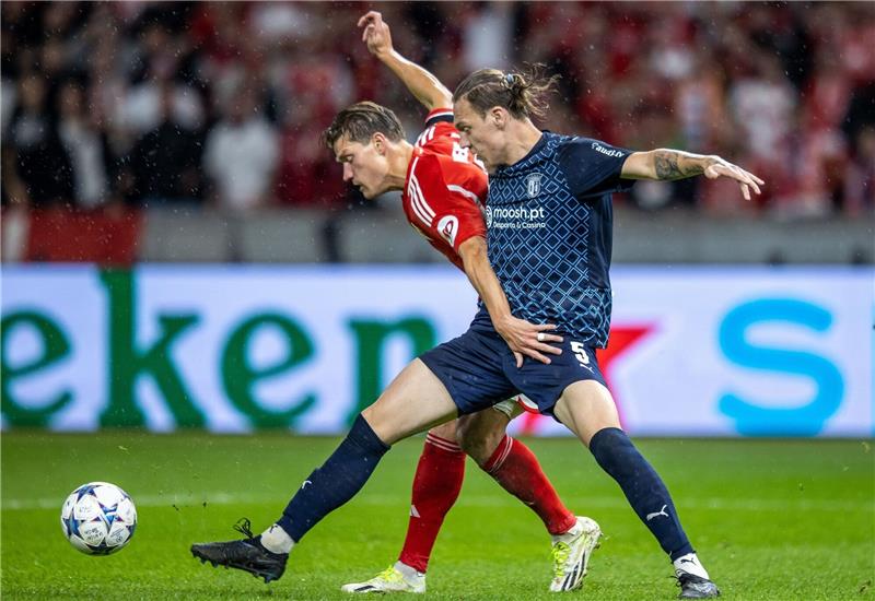 Berlins Kevin Behrens (l) kämpft gegen Serdar Saatci von SC Braga um den Ball.