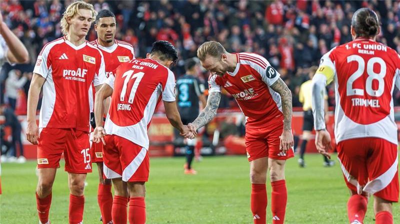 Schick schießt Leverkusen für Pokalkracher gegen Bayern warm Berlins Kevin Vogt bedankt sich bei Wooyeong Jeong nach dessen Treffer zum 1:1.