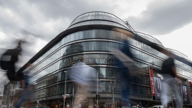 Berlins Kultursenator Joe Chialo sieht das Projekt Zentral- und Landesbibliothek im noch als Luxuskaufhaus Quartier 207 von den Galeries Lafayette genutzten Gebäude als Stärkung gegen eine verfallende Friedrichstraße.