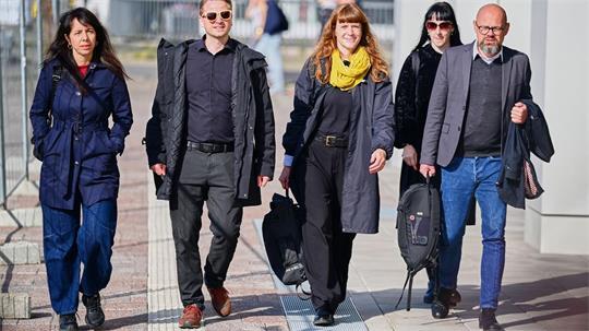 Berlins Linke-Fraktionschefin Elif Eralp (l) hat sich mit der Delegation ihrer Partei bereits dreimal Grünen und SPD getroffen, heute steht das nächste Gespräch an. 