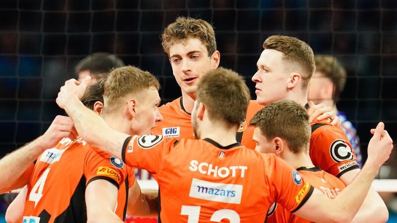 BR Volleys holen gegen Herrsching den Pokal Berlins Mannschaft jubelt über einen Punktgewinn.