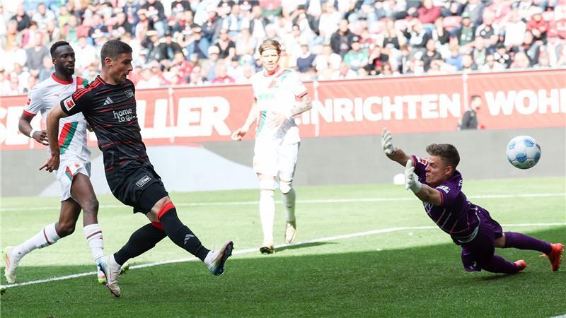 Union-Sieg beim Abschiedsspiel von Schiri Brych Berlins Matchwinner Andrej Ilic (l) bei seinem ersten Tor zum 1:1. FCA-Torwart Finn Dahmen ist chancenlos.