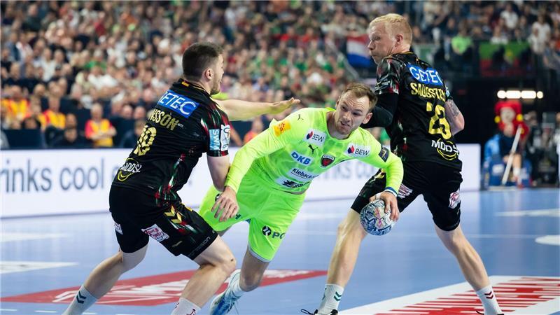 Berlin nach Sieg gegen Magdeburg im Champions-League-Finale Berlins Mathias Gidsel im Kampf mit Madeburgs Abwehr.