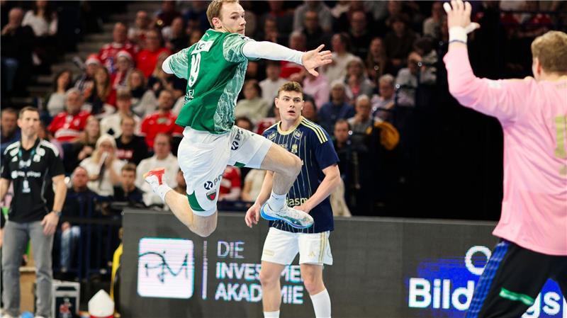 Berlins Mathias Gidsel wirft auf das Tor.