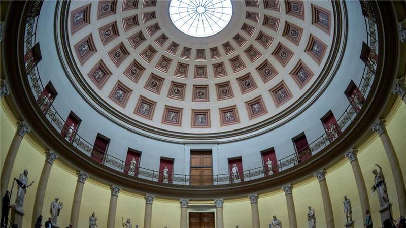 Berlins Regierender Bürgermeister Kai Wegner (CDU) spricht im Alten Museum während der Pressekonferenz über das Programm zum 200-jährigen Bestehen der Berliner Museumsinsel.