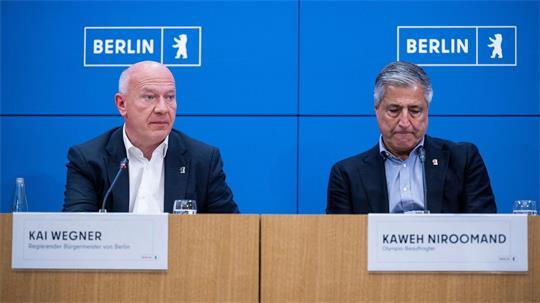 Berlins Regierender Bürgermeister Kai Wegner (l) und der Olympia-Beauftragte Kaweh Niroomand erklärten den Rückzug bei der Olympia-Bewerbung.