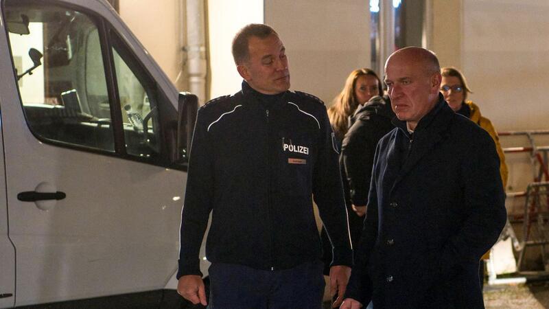 Angriffe auf Polizei, Hunderte Festnahmen in Berlin Berlins Regierender Bürgermeister Kai Wegner (r) wird bei einem Besuch der Polizeiwache an der Sonnenallee begrüßt.