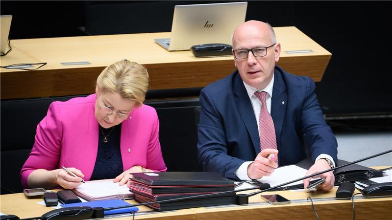 Berlins Regierender Bürgermeister Kai Wegner (r) zeigte sich im Abgeordnetenhaus mit Brille.   