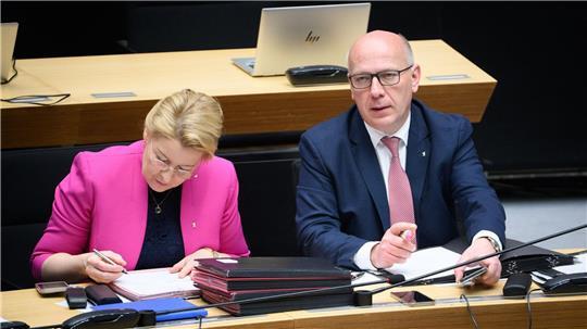 Berlins Regierender Bürgermeister Kai Wegner (r) zeigte sich im Abgeordnetenhaus mit Brille.   
